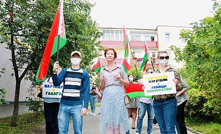 У здания Генерального консульства Литвы в Гродно прошел пикет протеста против жестокого отношения литовских властей к мигрантам