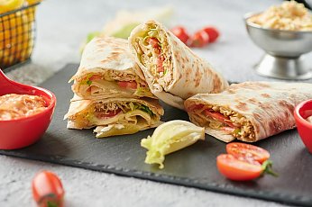 Хрустящий лаваш, нежное мясо: рецепт домашней шаурмы