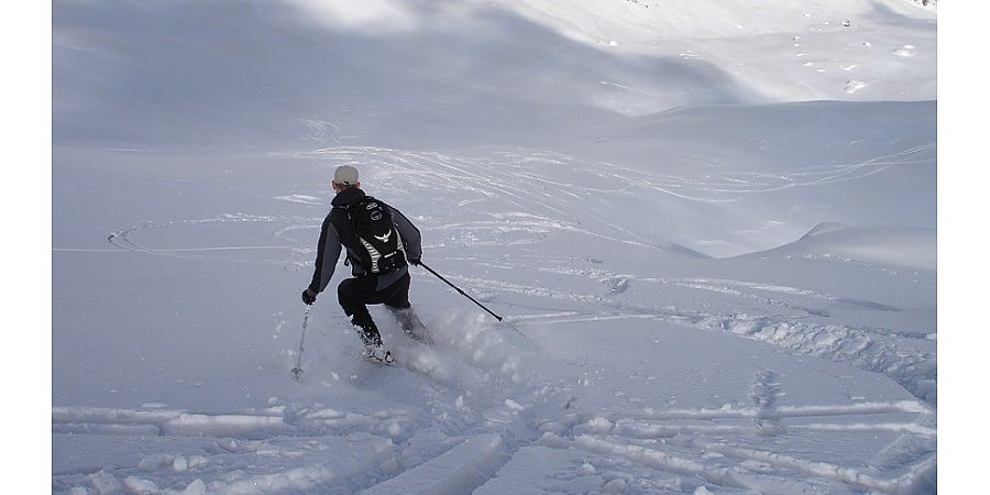 На горнолыжном курорте в Австрии после схода лавины пропали десять человек
