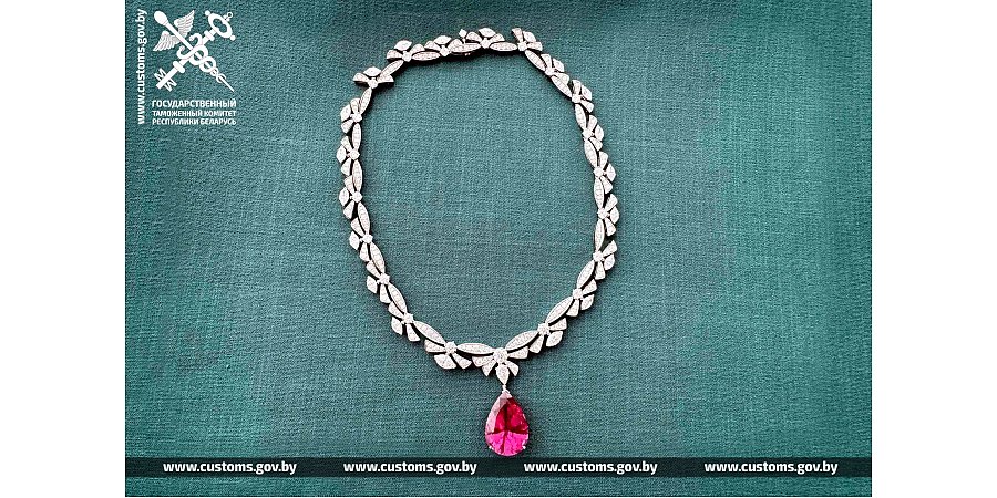 Платиновое ожерелье с драгоценными камнями спрятал гражданин Молдовы от таможенного контроля, надеясь незаконно ввезти его из Литвы в Беларусь