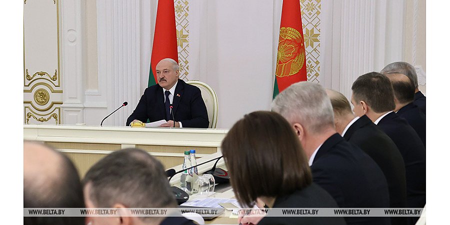 Лукашенко рассказал, почему "гвалтуют оппы", и о нюансах работы бандитских СМИ по Казахастану