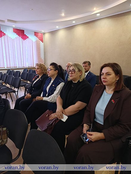 Выездной формат носит сегодня совместное заседание президиума Вороновского районного Совета депутатов и районного исполнительного комитета