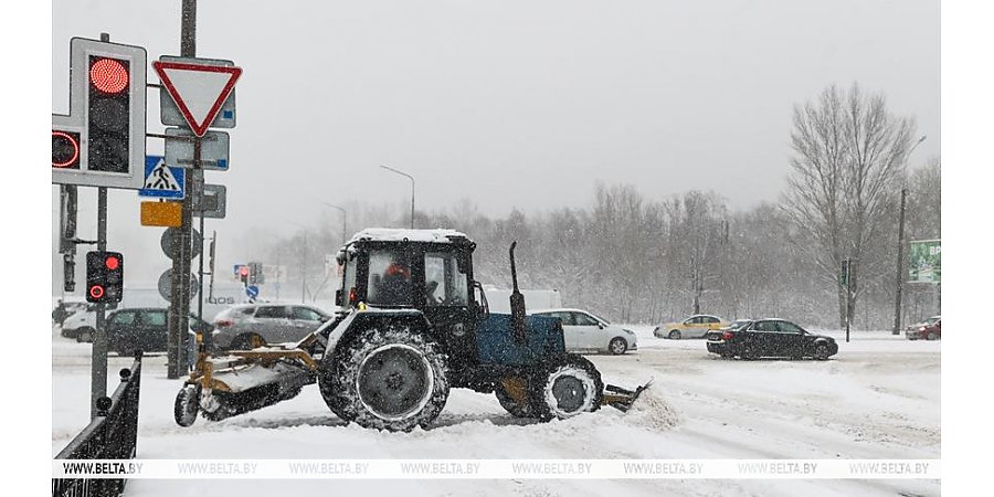Снизить скорость, увеличить дистанцию. В МВД напомнили о правилах вождения в снегопад