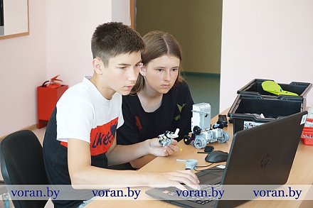 Детский лагерь меняет формат: теперь ребята отдыхают в компьютерном классе. Как выглядит современный школьный лагерь и чем там занимаются дети