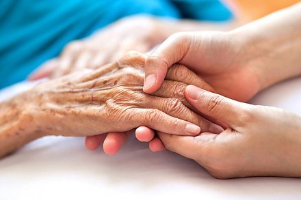 Близкий человек нуждается в уходе? В минтруда подсказали три пути решения этого вопроса