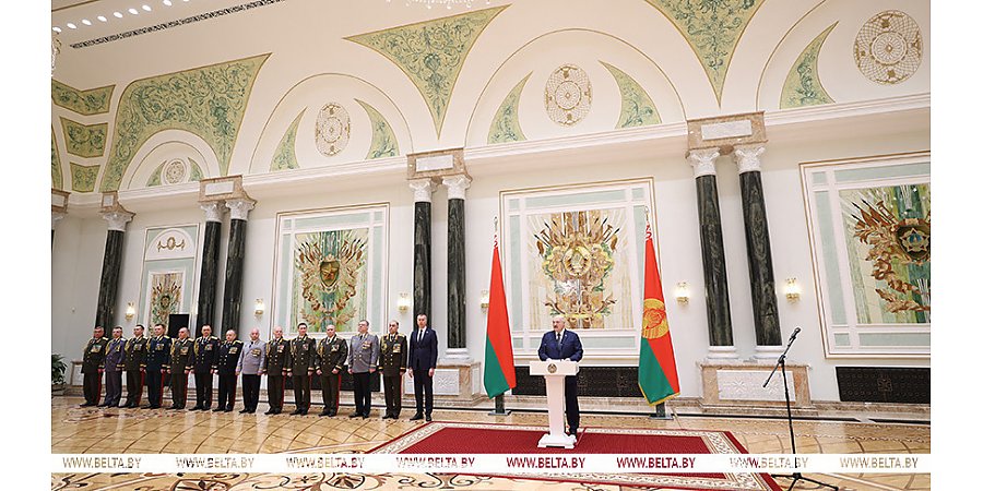 Александр Лукашенко вручил госнаграды и генеральские погоны высшему офицерскому составу