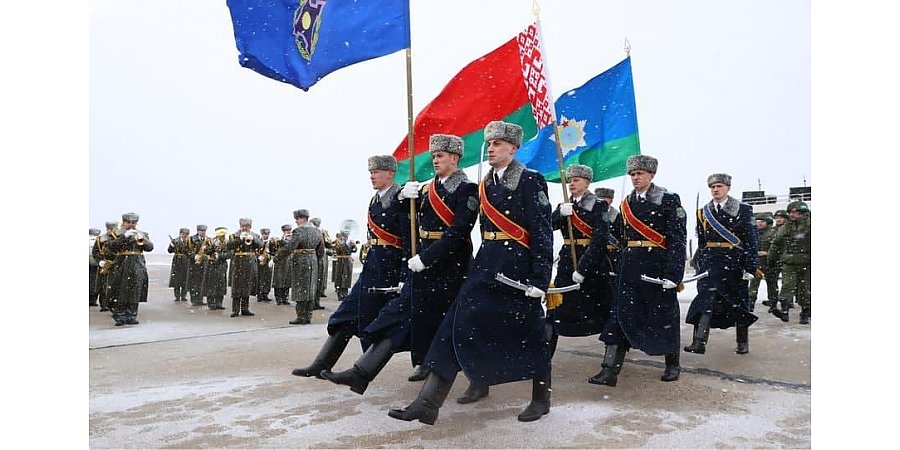 Александр Лукашенко прибыл на военный аэродром Мачулищи на встречу с белорусскими миротворцами 11:08 15 января 2022