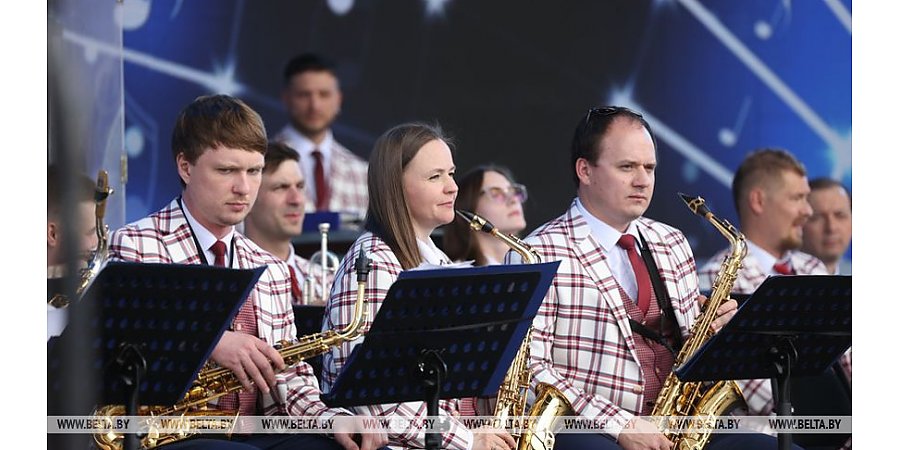 Тысячи зрителей собрал концерт ко Дню России в Минске