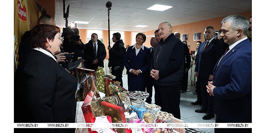 Полесские конфетки, ставка на регионы и "космический корабль" в поле. Итоги недели Президента