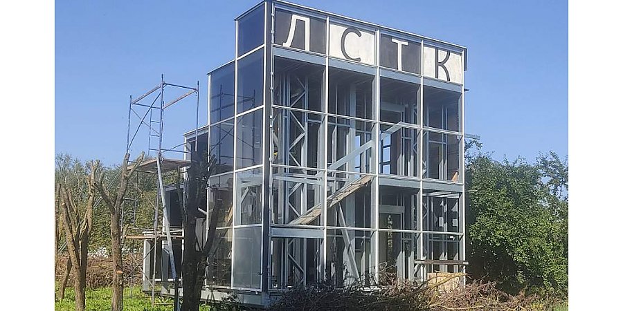 Житель Вертелишек строит жилой мини-небоскреб в стиле «Москва-сити». Журналисты поговорили с владельцем и узнали историю создания необычного здания