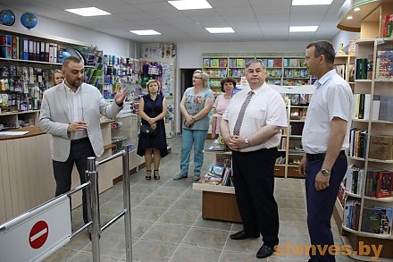Міністр інфармацыі наведаў новую кніжную краму ў Слоніме
