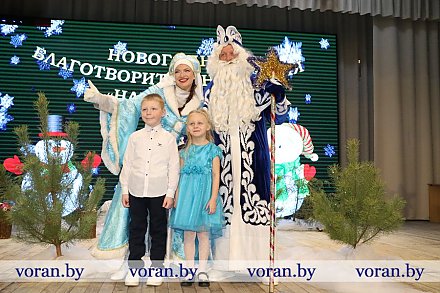 Внимание и заботу — каждому ребенку. В Вороновском центре культуры и народного творчества благотворительная елка собрала детей со всего района. 