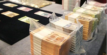 Выгодно ли хранить сбережения в белорусских рублях? Разбираемся с главой Нацбанка