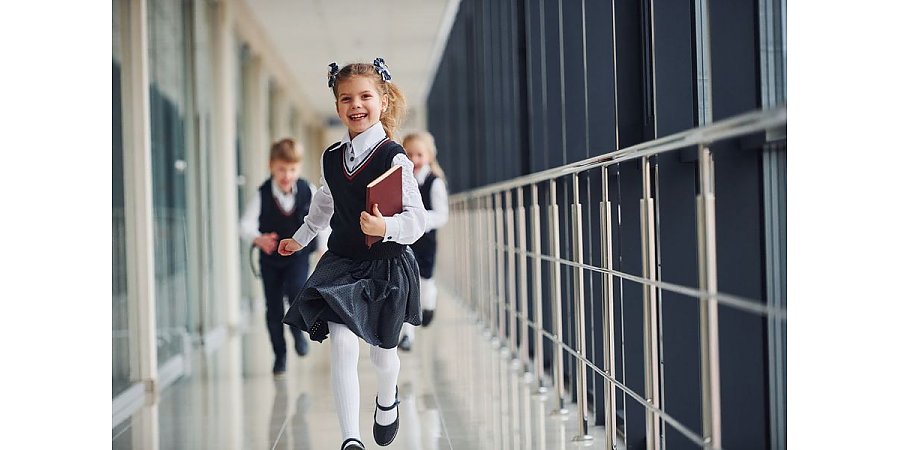 Минобразования установило, в чем детям можно ходить в школу