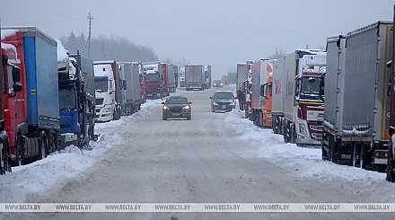 МЧС и Красный Крест развернули мобильные отапливаемые палатки для водителей фур на границе с ЕС