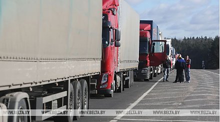 Более 1,5 тыс. фур собралось в очередях на выезд из Беларуси