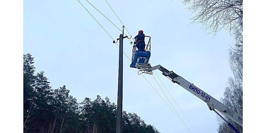 Гродненские энергетики помогают ликвидировать последствия ледяного шторма в Брестской области