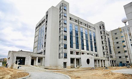 В рамках визита на Гродненщину заместитель премьер-министра Беларуси Игорь Петришенко посетил объекты строительства областного онкодиспансера и встретился со студентами ГрГМУ