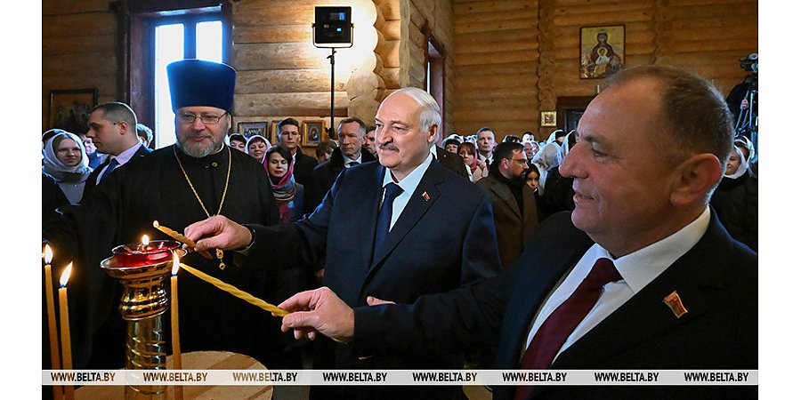 Александр Лукашенко зажег пасхальную свечу в одном из деревенских храмов