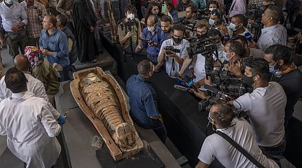 В Египте археологи обнаружили древние саркофаги с мумиями и позолоченные статуи