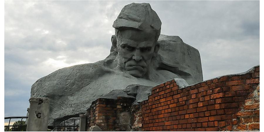 Александр Лукашенко поздравил коллектив мемориального комплекса "Брестская крепость-герой" с 50-летием со дня основания