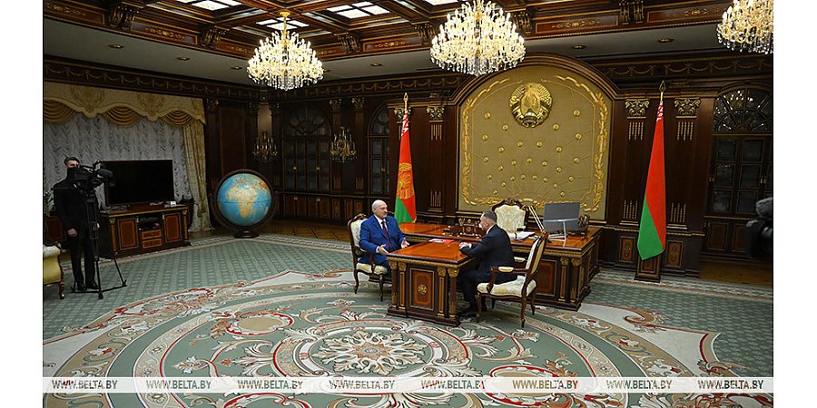 Александр Лукашенко дал совет по АПК: копить деньги не надо, лучше вкладывать в дело, в землю