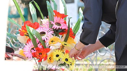 Минприроды призвало не оставлять пластмассовые цветы на кладбищах на Радуницу