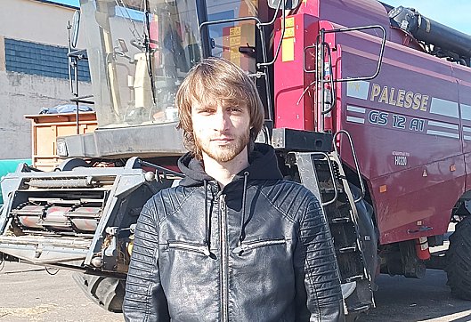 Евгений Матусевич — молодой специалист КСУП «Дотишки». В совместном проекте «За КАДРом» он рассказал, почему выбрал сельскохозяйственную сферу и как ему работается в самом крупном сельхозпредприятии района