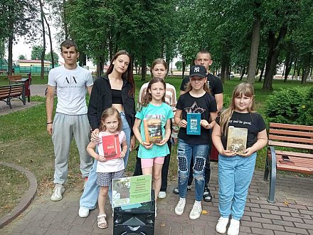 К республиканской акции «Дорогами мужества и стойкости: равнение на героев» присоединились работники и участники молодежного волонтерского движения «Энергия молодости» Вороновской районной библиотеки
