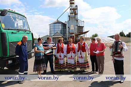 Вороновщина чествовала первого тысячника на уборке урожая-2018