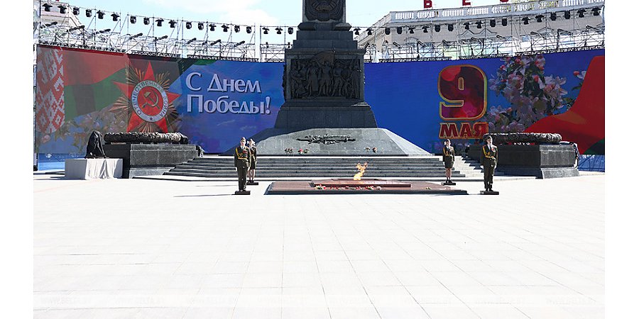 ФОТОФАКТ: В Минске возлагают цветы к монументу Победы