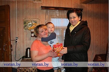 Акция «Наши дети» продолжается на Вороновщине. С новогодними поздравлениями в многодетные семьи пришли депутаты