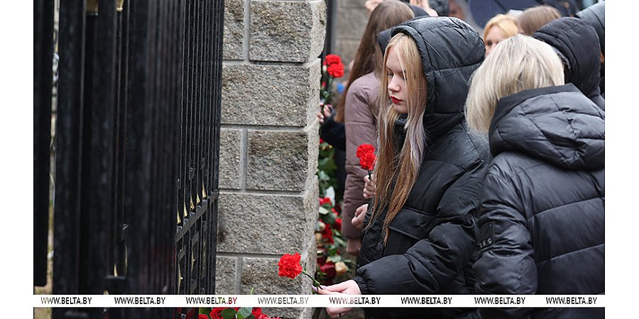 Белорусы скорбят вместе с россиянами. Что происходит у посольства в Минске на следующий день после теракта в Подмосковье