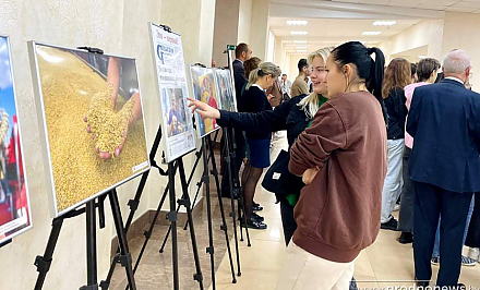 «Уборка хлеба – дело всенародное». В Гродно открылась выставка фотографий, посвященная труженикам села