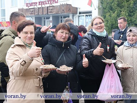Интерактивные площадки. Тематическая программа ко Дню Победы проходит на центральной площади в Вороново