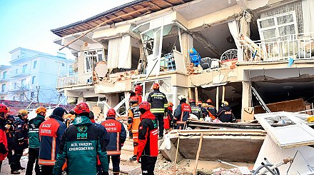 В Турции спасатели вытащили из-под завалов 39 человек после землетрясения