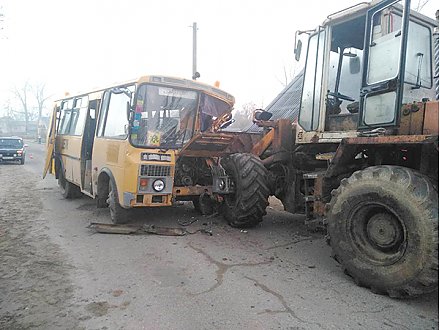 В Вороновском районе столкнулись школьный автобус и «Амкодор» (+видео)