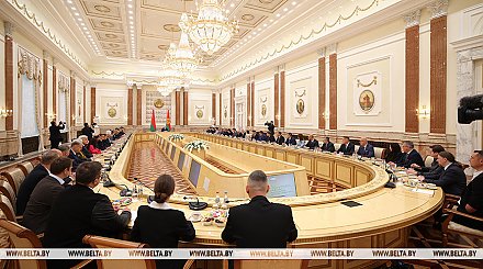 Нельзя выбрасывать из истории события, которые повлияли на жизнь страны. Кочанова о главных тезисах встречи Президента с экспертным сообществом  