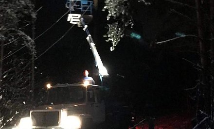 Энергетики восстанавливают электроснабжение в населенных пунктах, пострадавших от непогоды