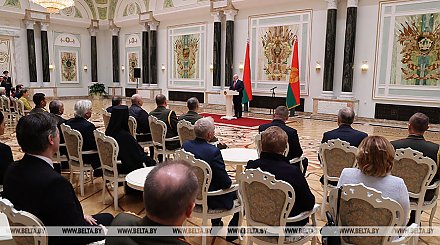 "Состоявшиеся личности и пример для подражания" - Лукашенко вручил госнаграды заслуженным деятелям