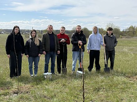 Мое дерево — моя история. Молодые специалисты КСУП э/б «Октябрь» посадили яблоневый сад