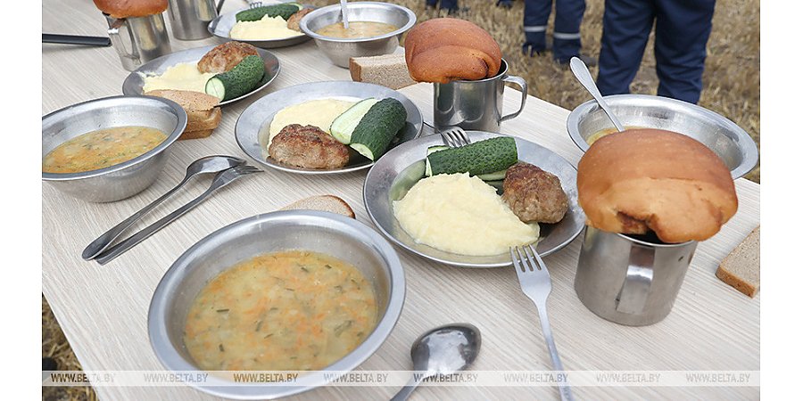 "Ну как кормят? Ничего?" Александр Лукашенко пообедал в поле с комбайнерами и обсудил с ними новую технику