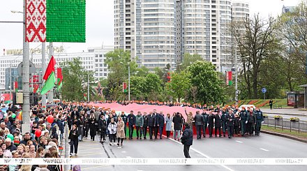 Шествие с самым большим флагом Беларуси стартовало от стелы "Минск - город-герой"