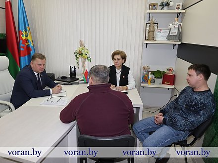 О частных заботах и насущных вопросах. Депутат Палаты представителей Национального собрания Республики Беларусь Виталий Раковец с рабочим визитом посетил Вороновский район