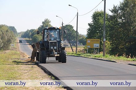 В Мисевичи с ветерком. Дорожная служба района продолжает планомерную работу по обновлению дорожного покрытия
