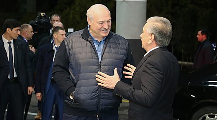 Александр Лукашенко по прилете в Ташкент встретился с Шавкатом Мирзиёевым, формат для беседы президенты выбрали необычный