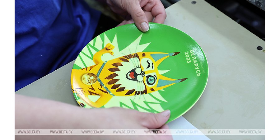 ФОТОФАКТ: На Добрушском фарфоровом заводе производят посуду с символикой II Игр СНГ