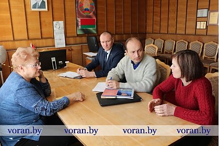 В Вороново профсоюзный прием граждан провел правовой инспектор труда Гродненской областной организации Белорусского профсоюза работников транспорта и коммуникаций Дмитрий Безмен