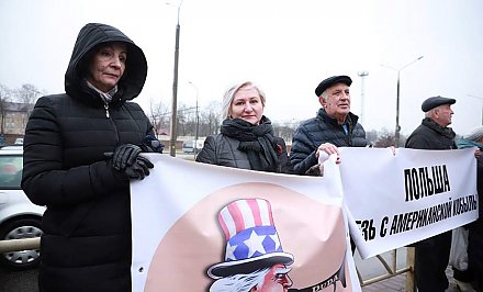 «Между простыми поляками и белорусами нет вражды». Гродненцы вышли на пикет к Генконсульству Польши, чтобы выразить свое недовольство политикой официальной Варшавы (+видео)