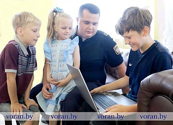 Участковый инспектор милиции Вороновского РОВД Даниил Рыженков подарил воспитанникам Радунского социально-педагогического центра ноутбук